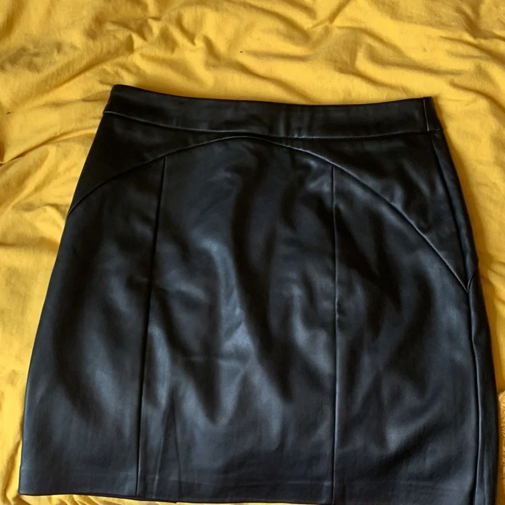 Pleather mini skirt - Picture 3 of 3